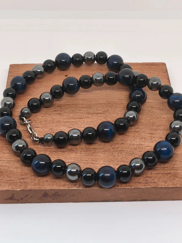 Collier en perles d'onyx noire, d'hématite, d'oeil de tigre bleu.
