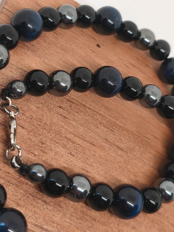 Collier en perles d'onyx noire, d'hématite, d'oeil de tigre bleu.