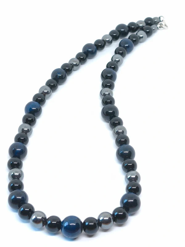 Collier en perles d'onyx noire, d'hématite, d'oeil de tigre bleu.