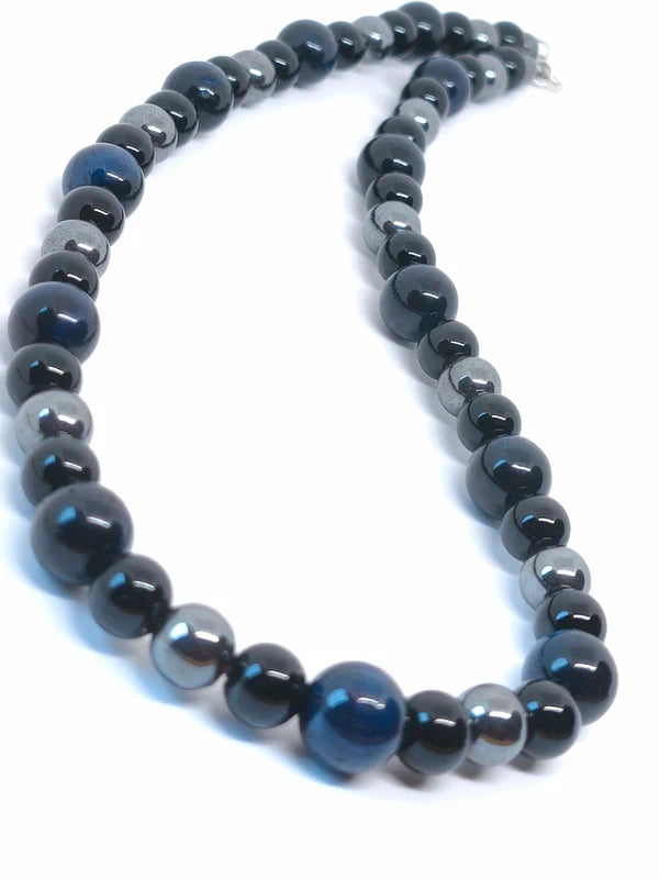 Collier en perles d'onyx noire, d'hématite, d'oeil de tigre bleu.