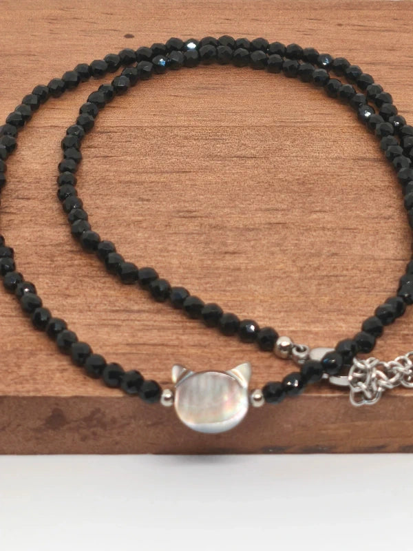collier en perles facettes d'obsidienne, tête de chat