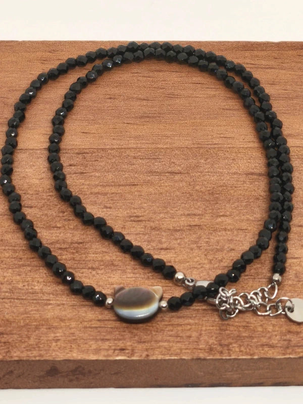collier en perles facettes d'obsidienne, tête de chat