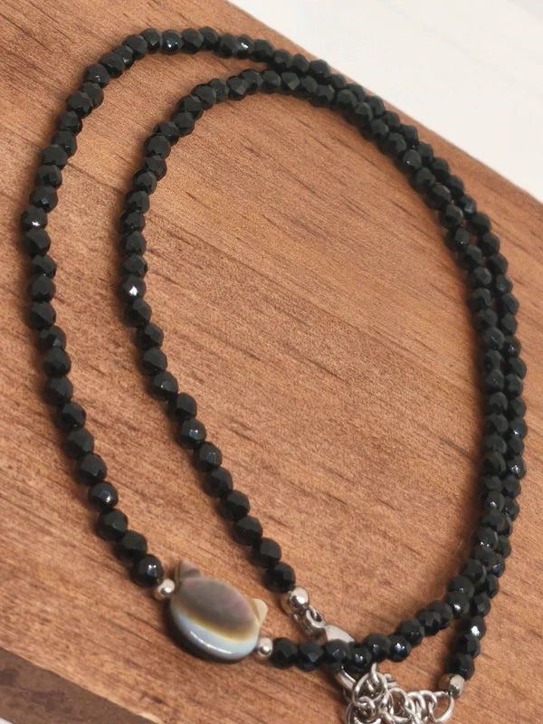 collier en perles facettes d'obsidienne, tête de chat