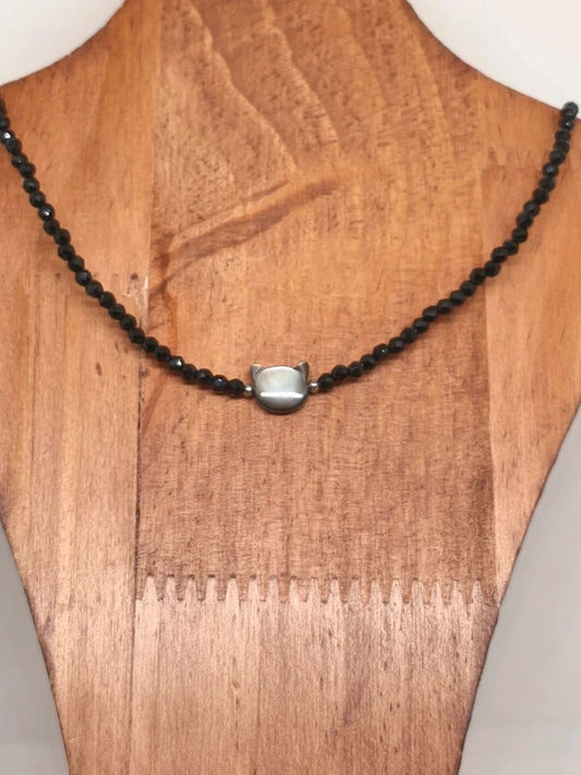 collier en perles facettes d'obsidienne, tête de chat