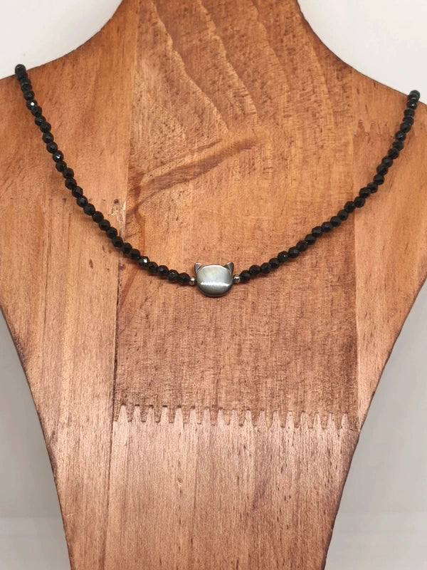 collier en perles facettes d'obsidienne, tête de chat