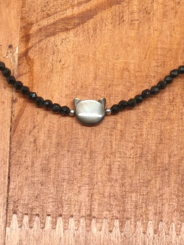 collier en perles facettes d'obsidienne, tête de chat
