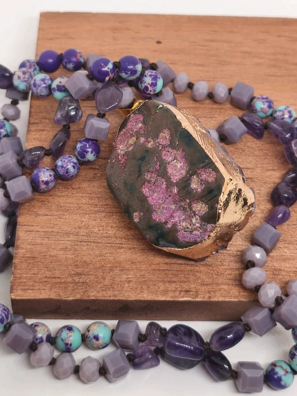 Collier en perles d'améthyste et de variscite