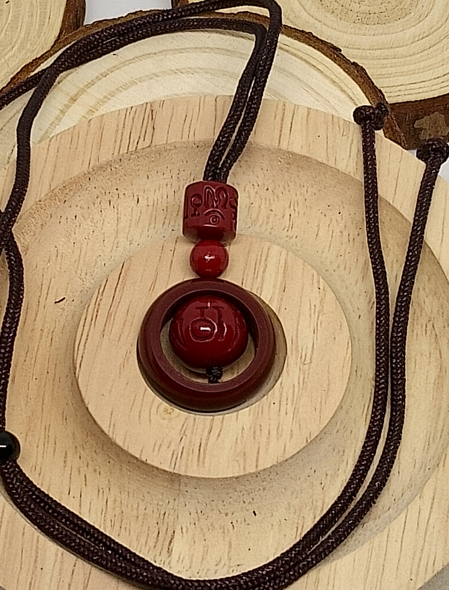 Collier en bois éthnique avec perle de cinabre