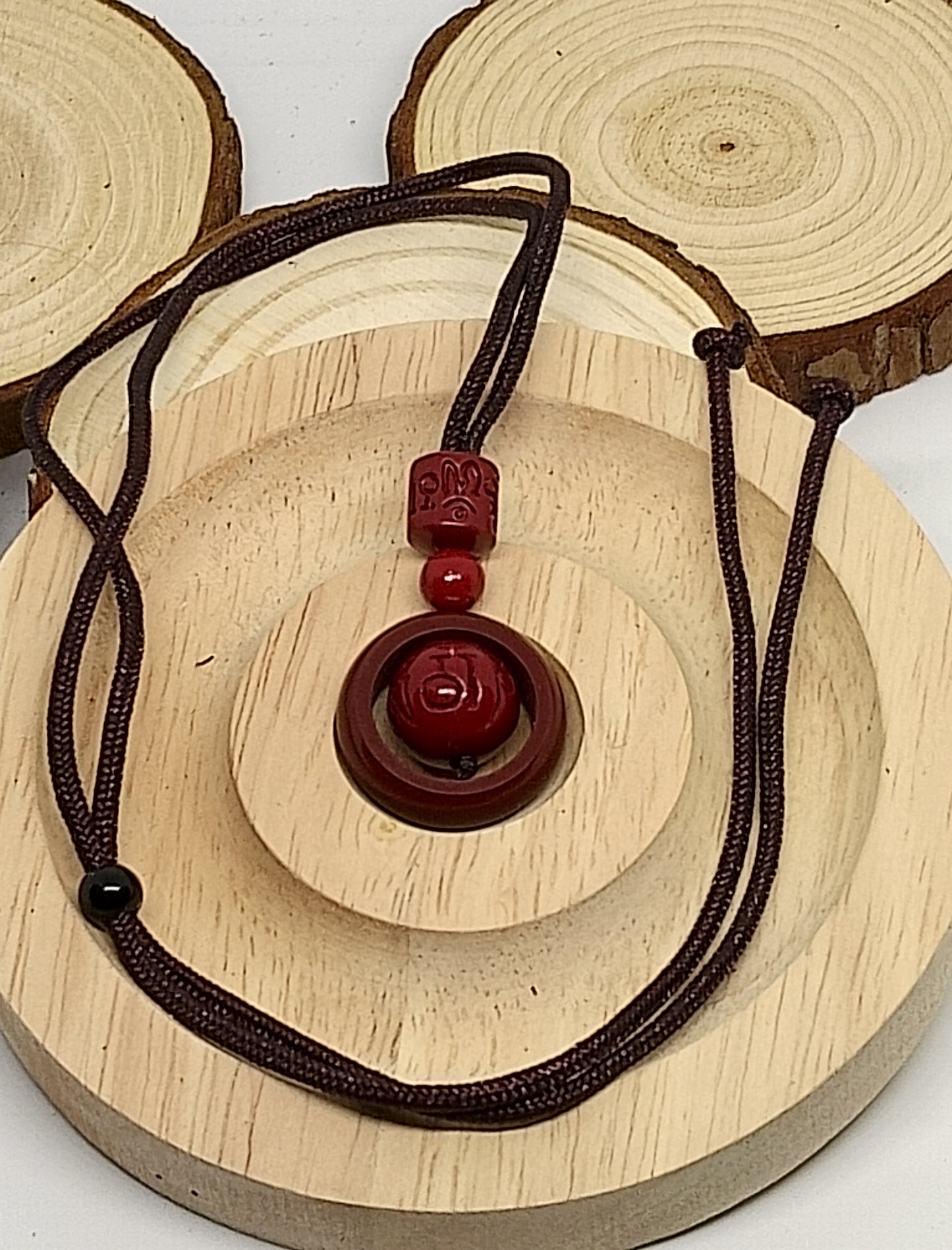 Collier en bois éthnique avec perle de cinabre