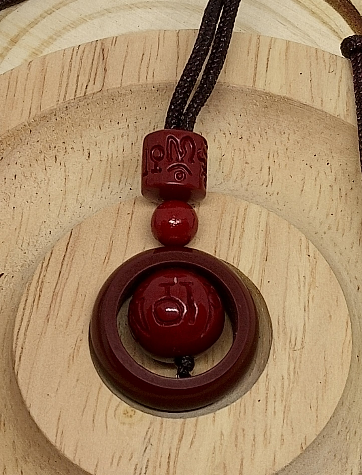 Collier en bois éthnique avec perle de cinabre