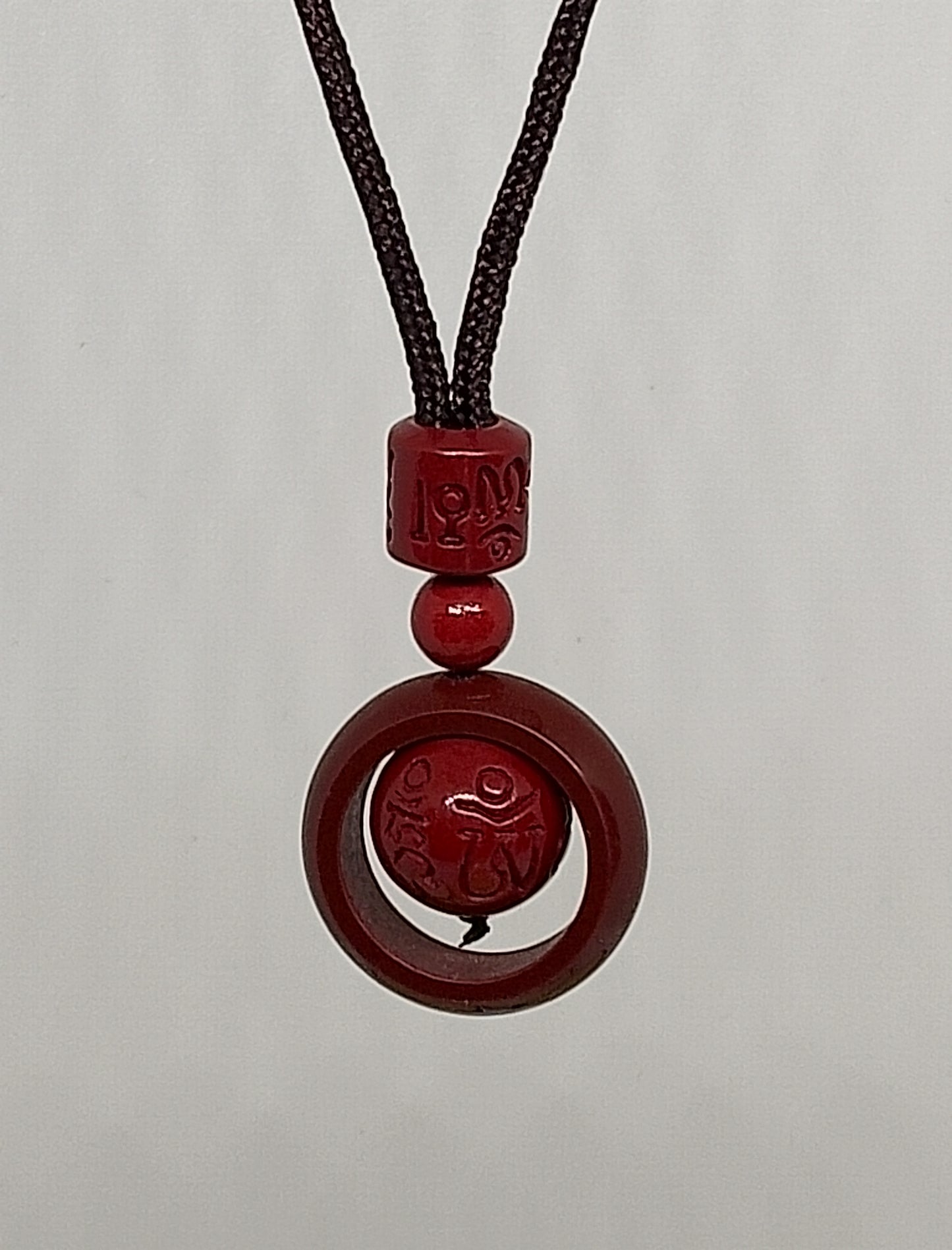 Collier en bois éthnique avec perle de cinabre