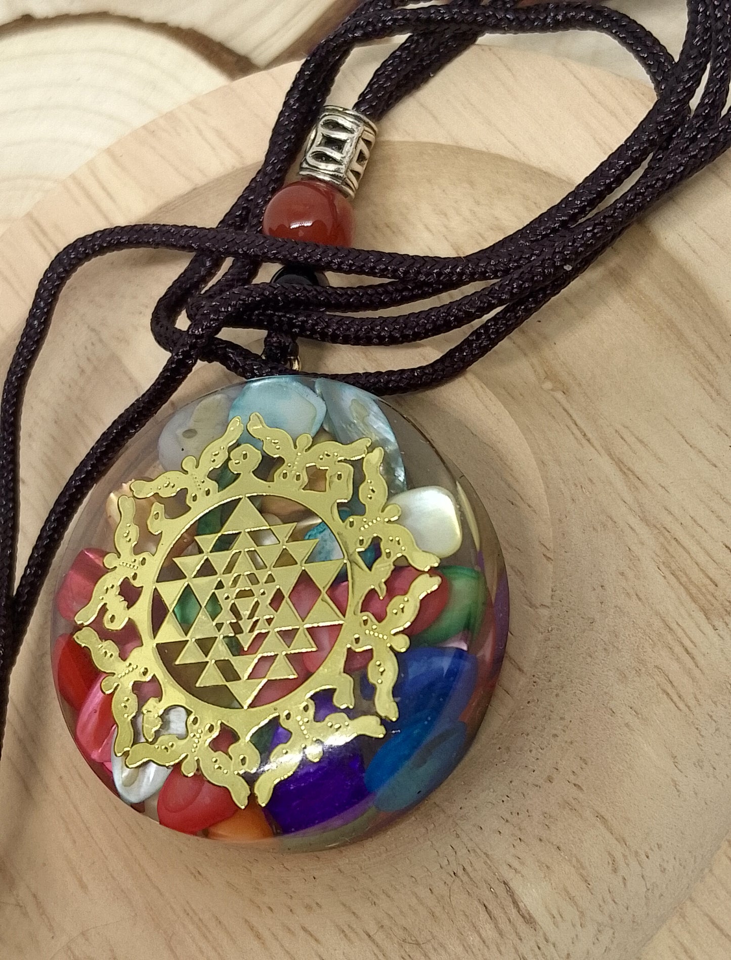 Collier orgonite multicolore