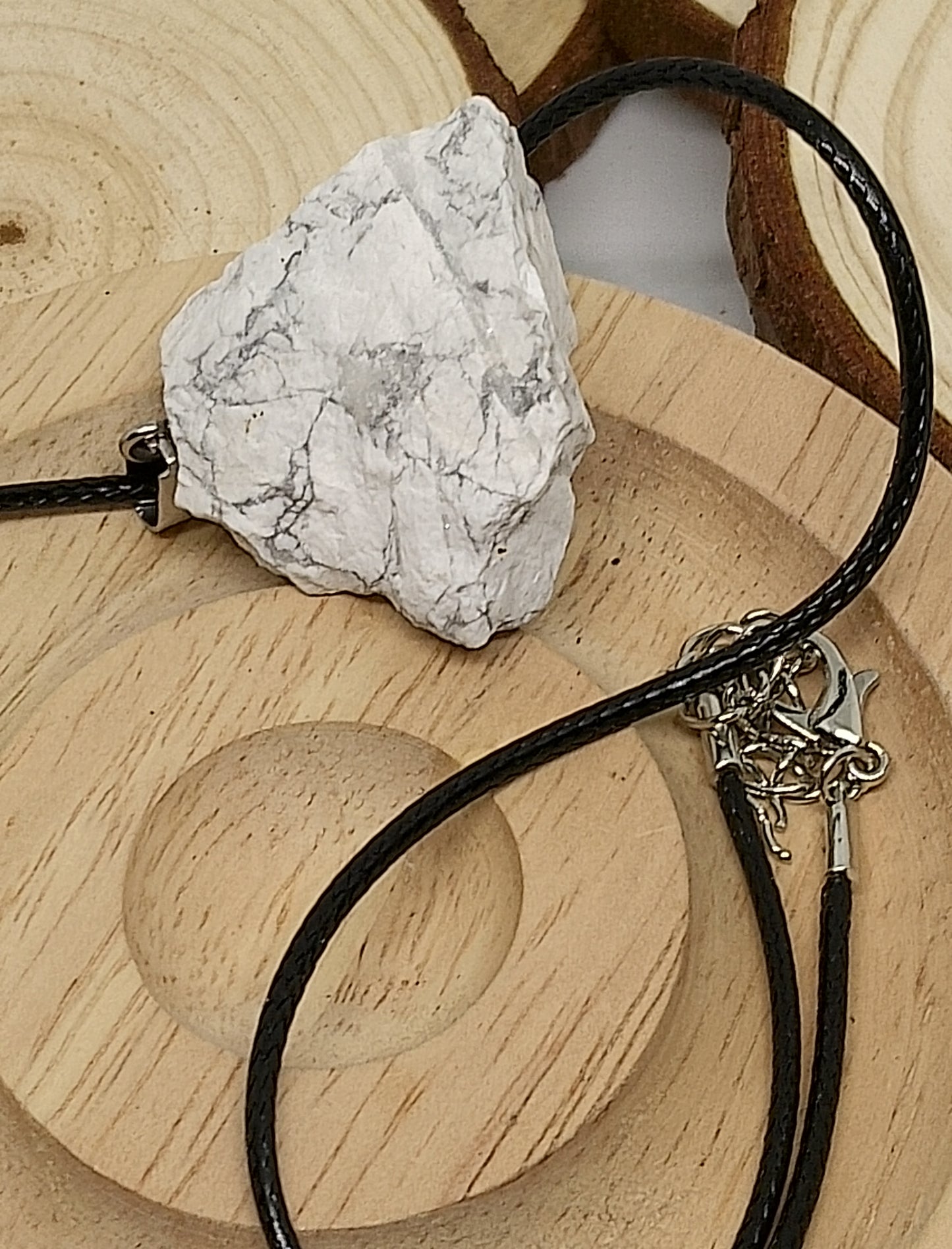 Collier en pierre brute d'howlite