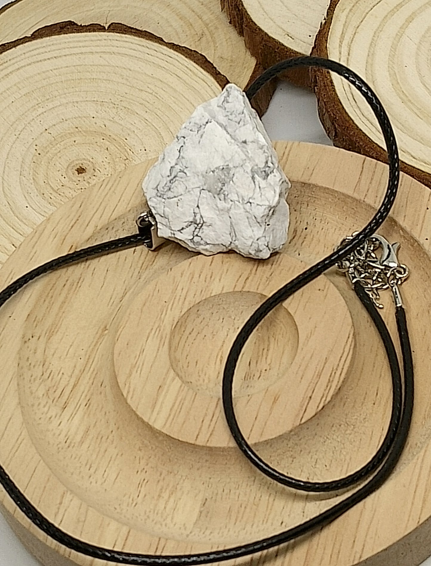 Collier en pierre brute d'howlite