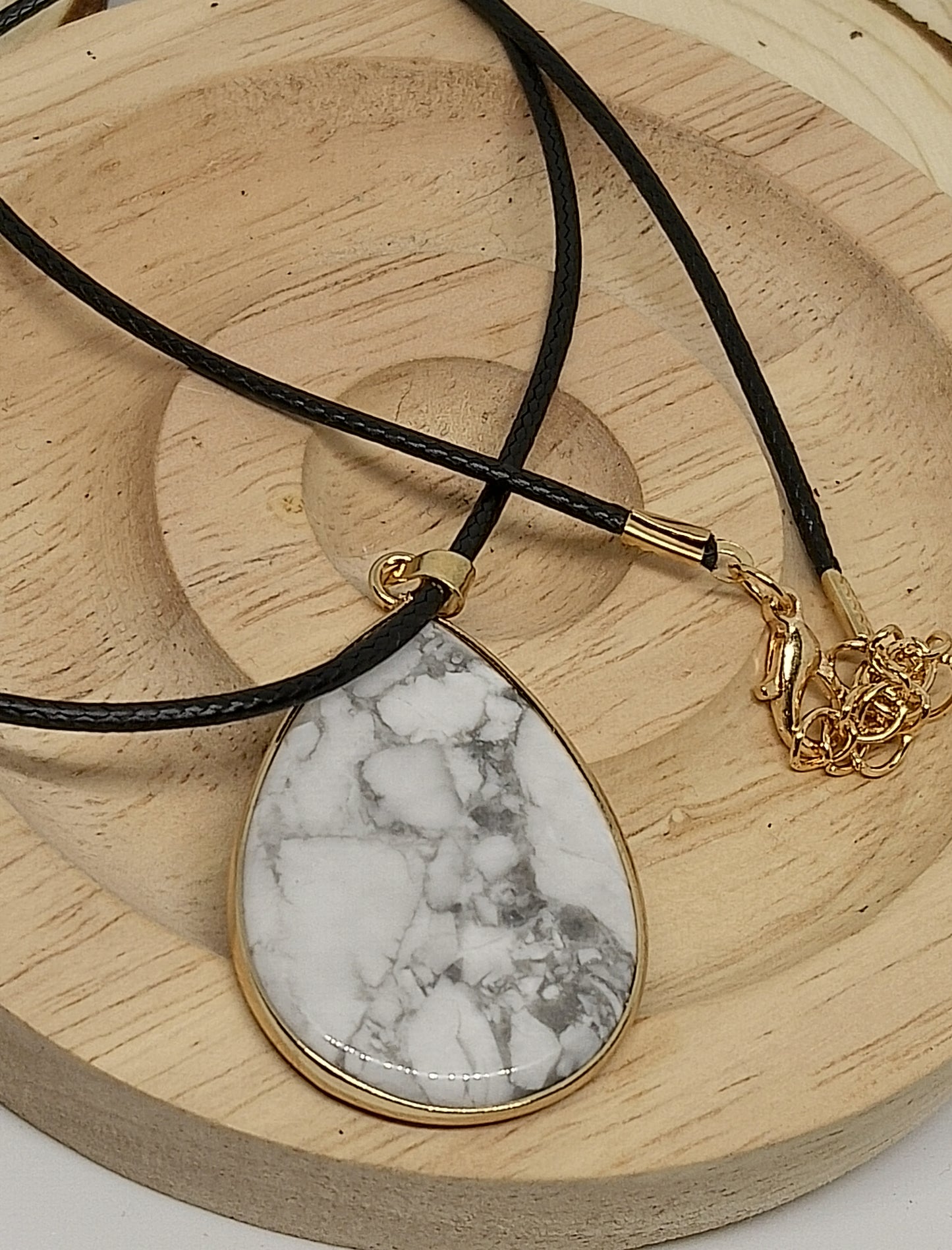 Collier en howlite blanche