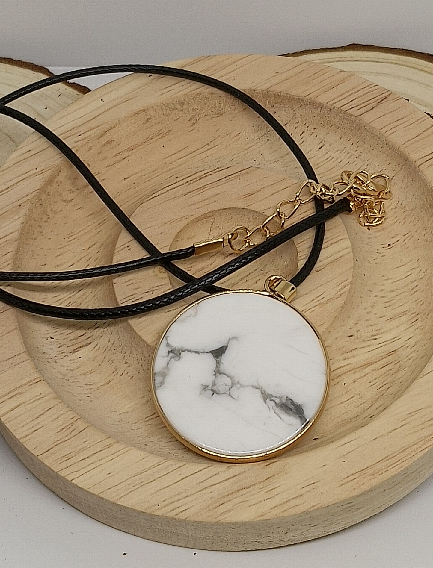 Collier en howlite blanche