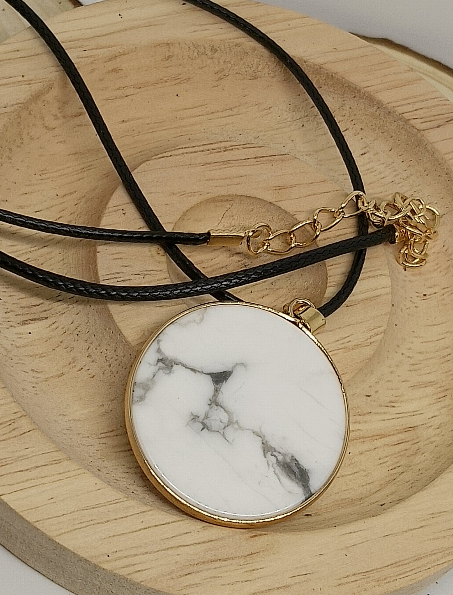 Collier en howlite blanche