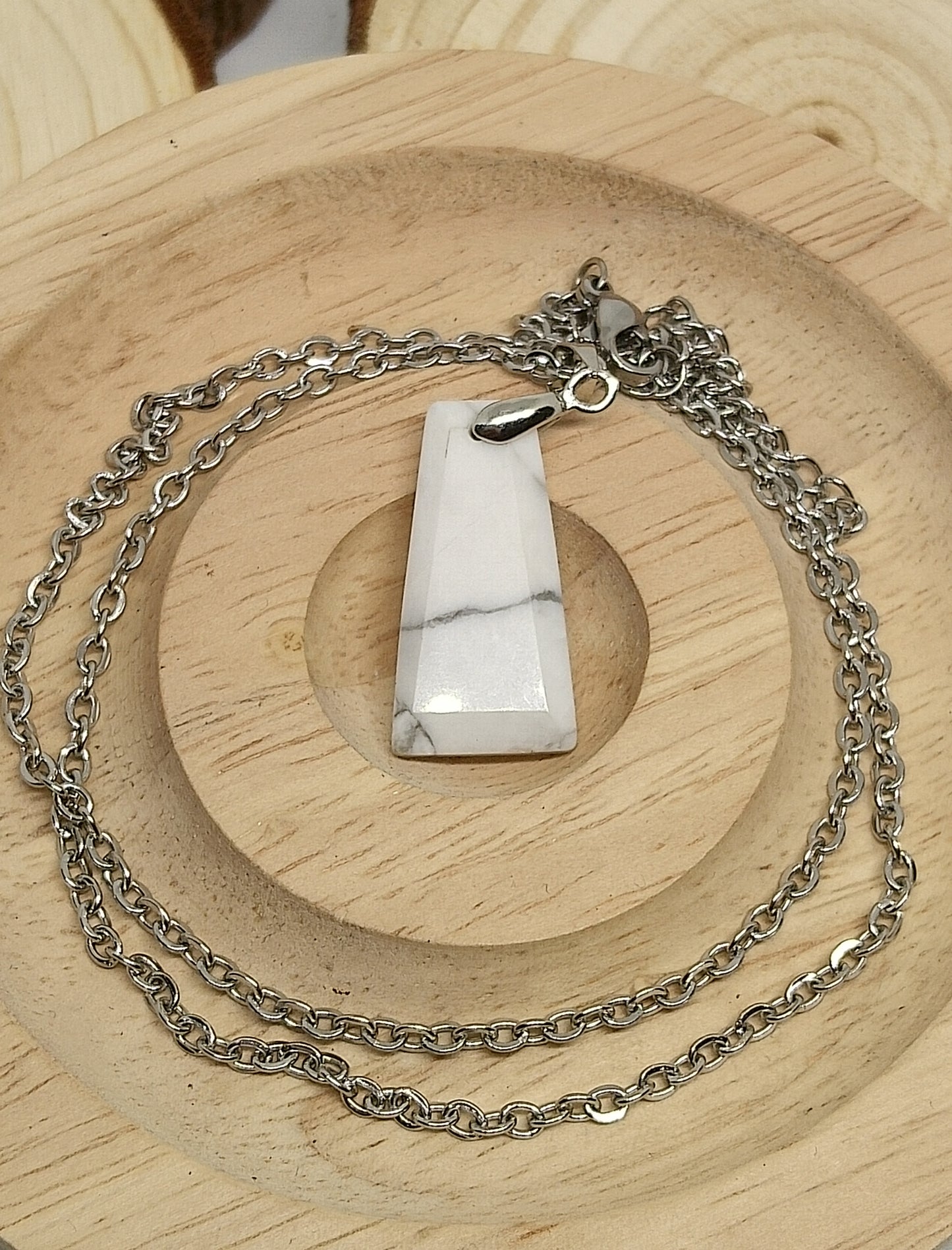 Collier en howlite blanche