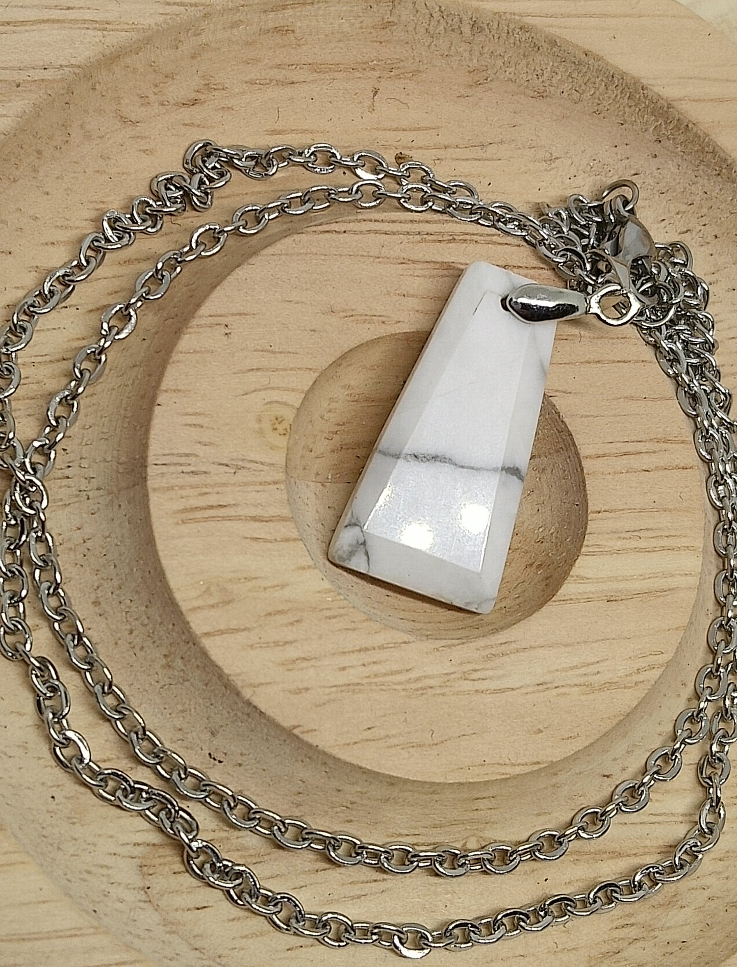 Collier en howlite blanche