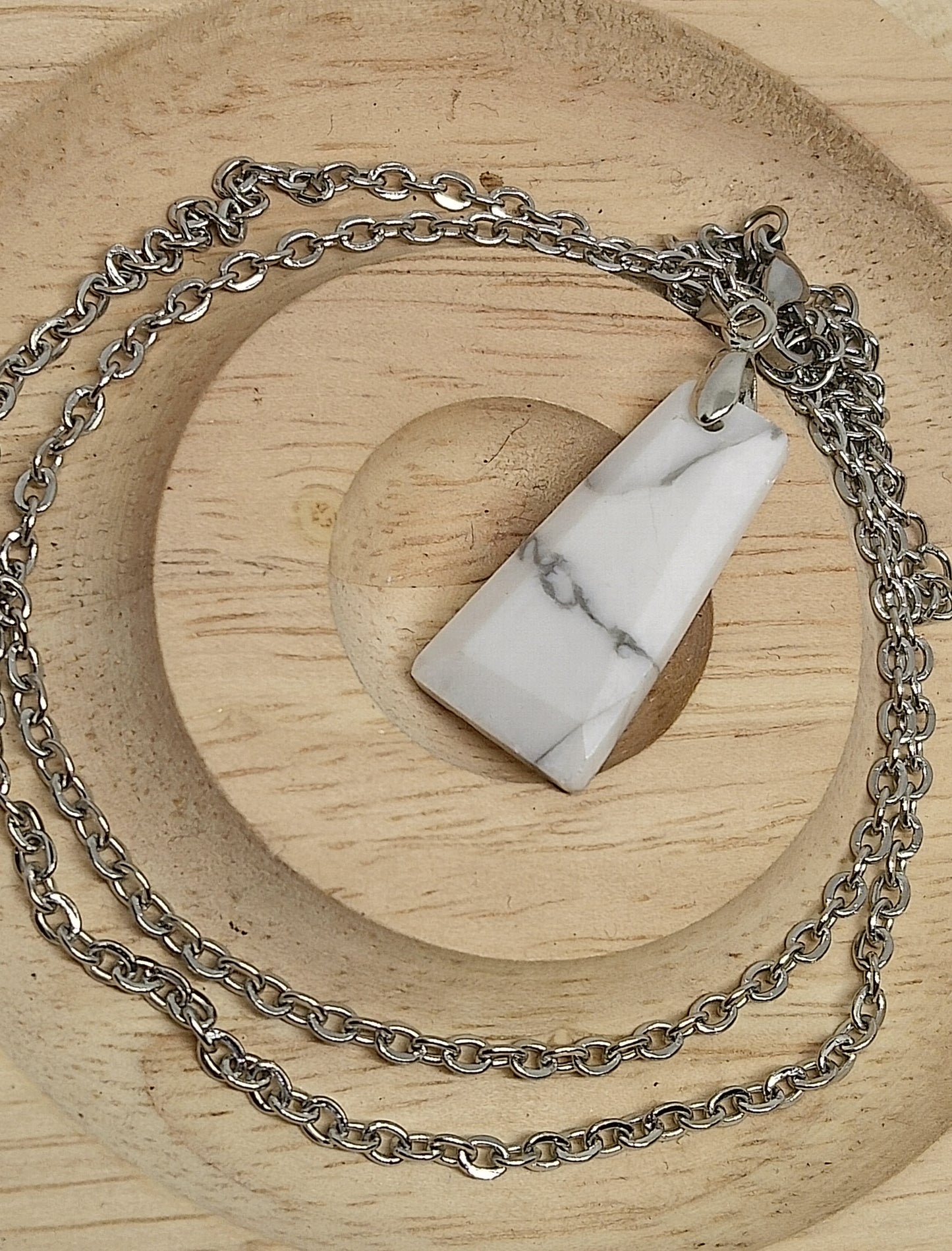 Collier en howlite blanche