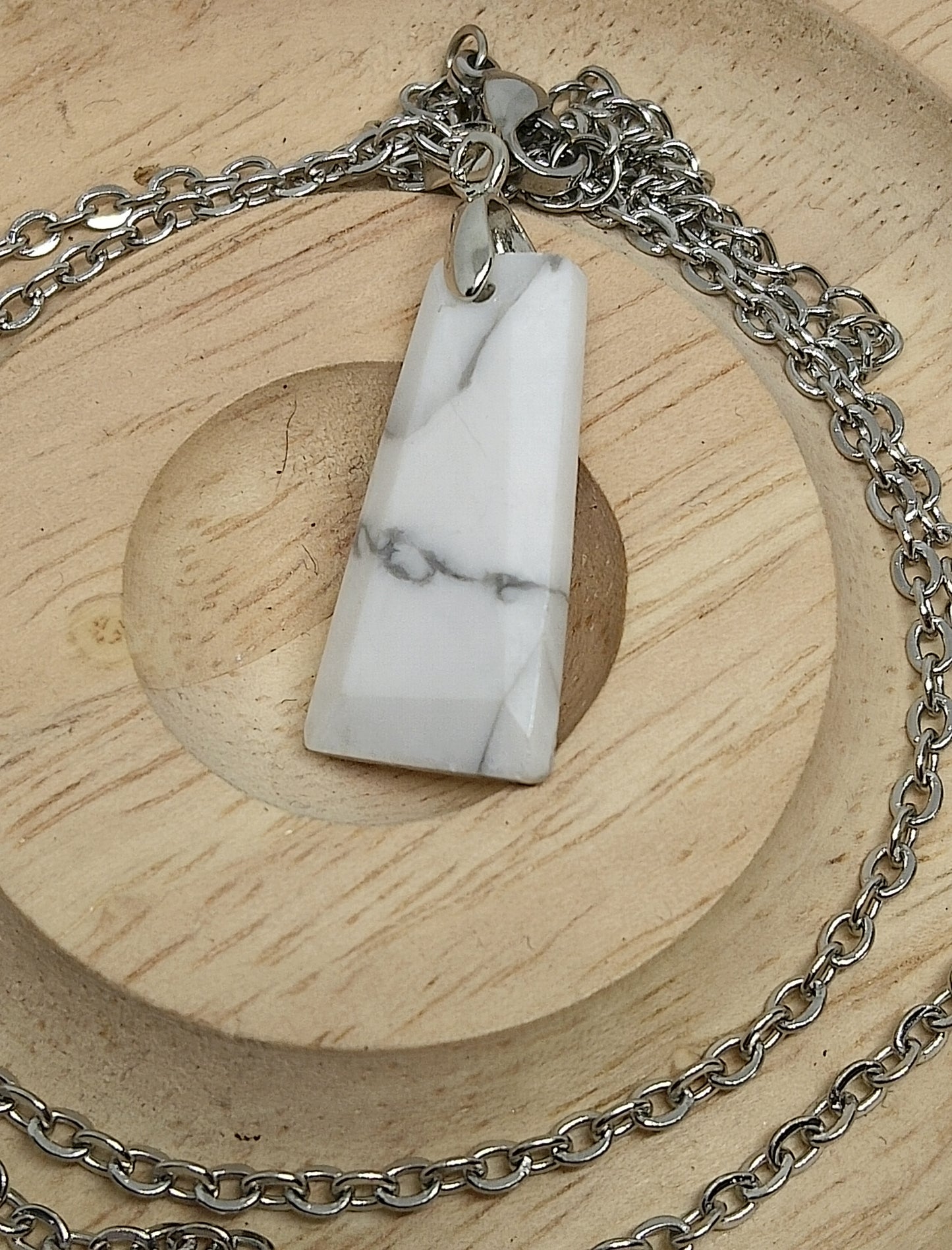 Collier en howlite blanche