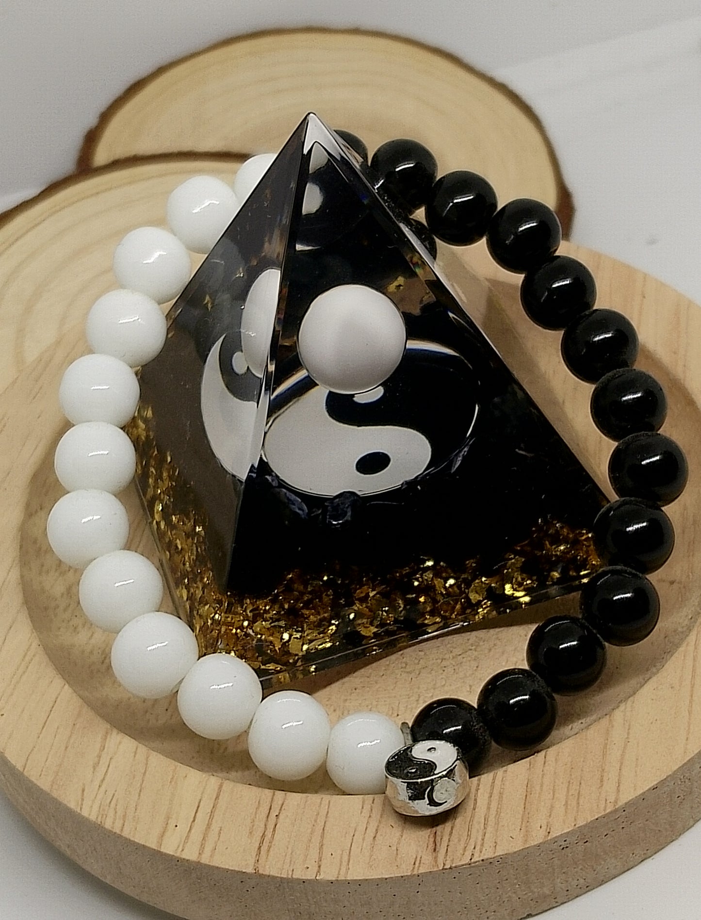 pyramide orgonite et bracelet yin-yang