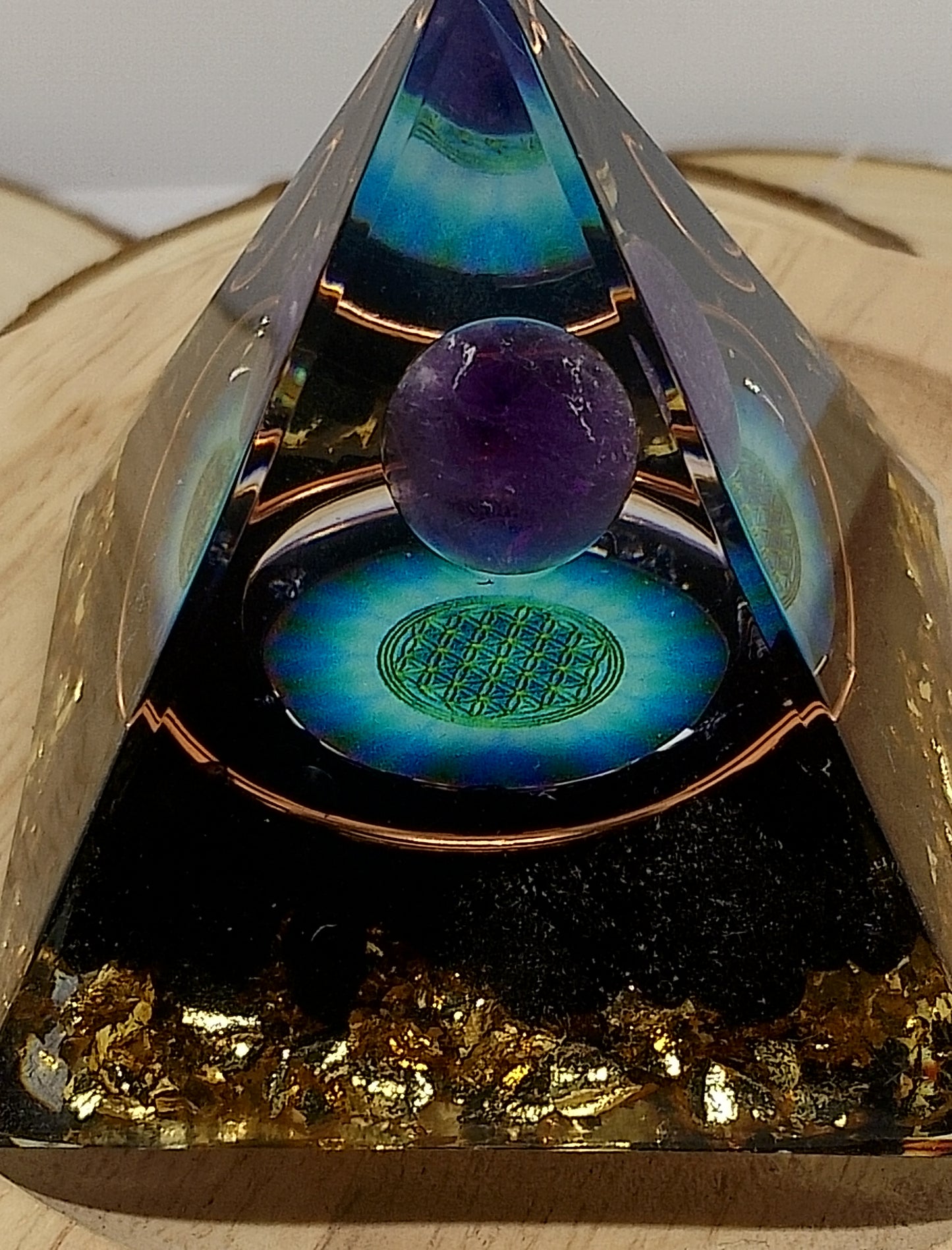 Pyramide orgonite en améthyste, obsidienne et  bracelet en améthyste