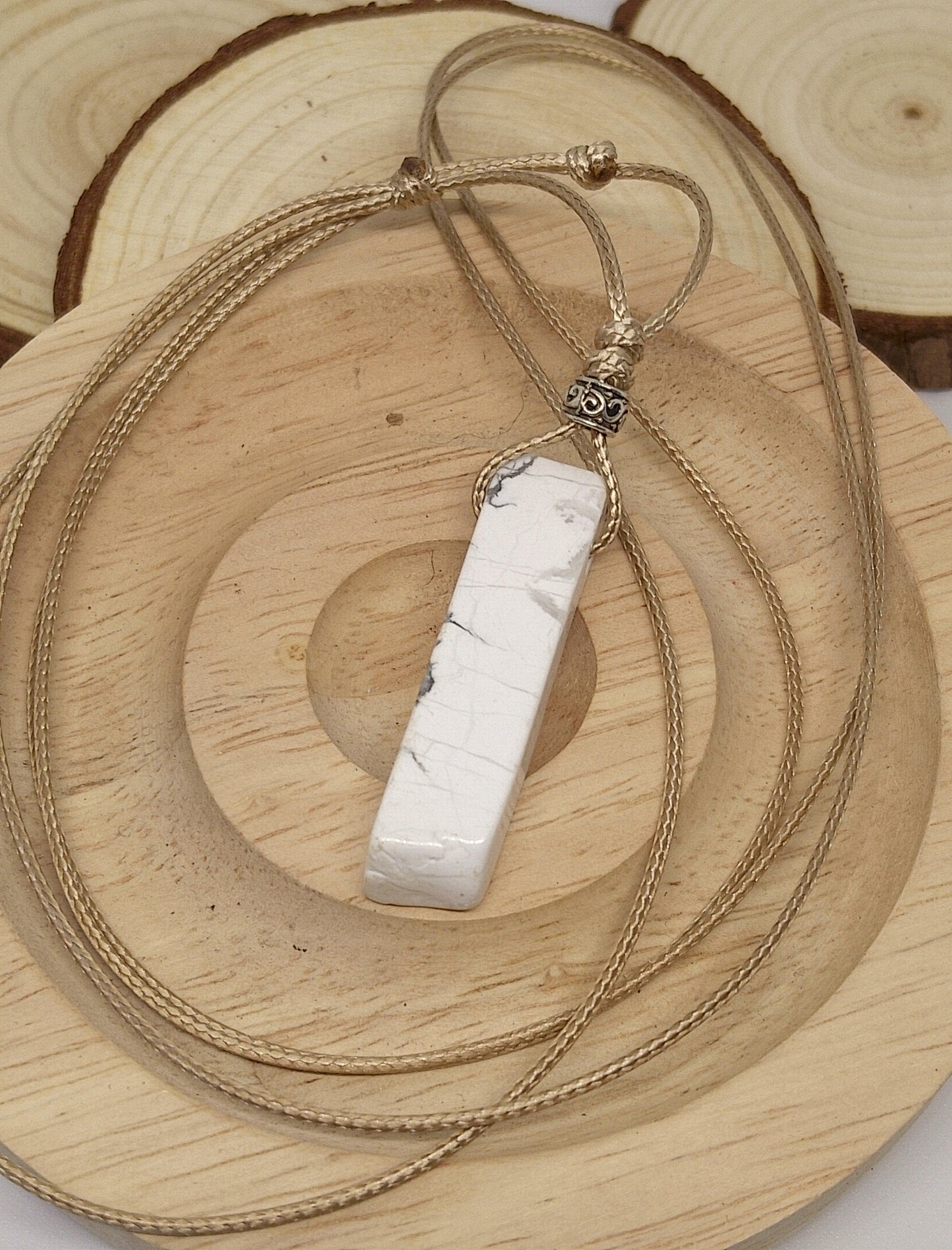 Collier en howlite blanche