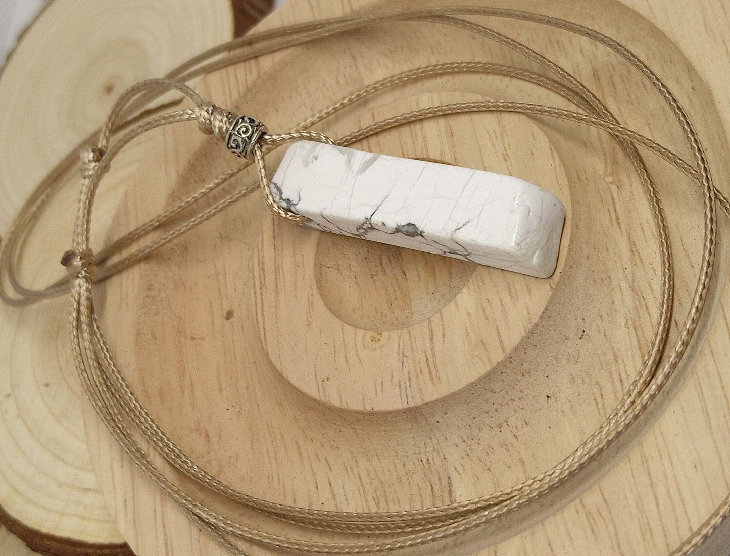 Collier en howlite blanche