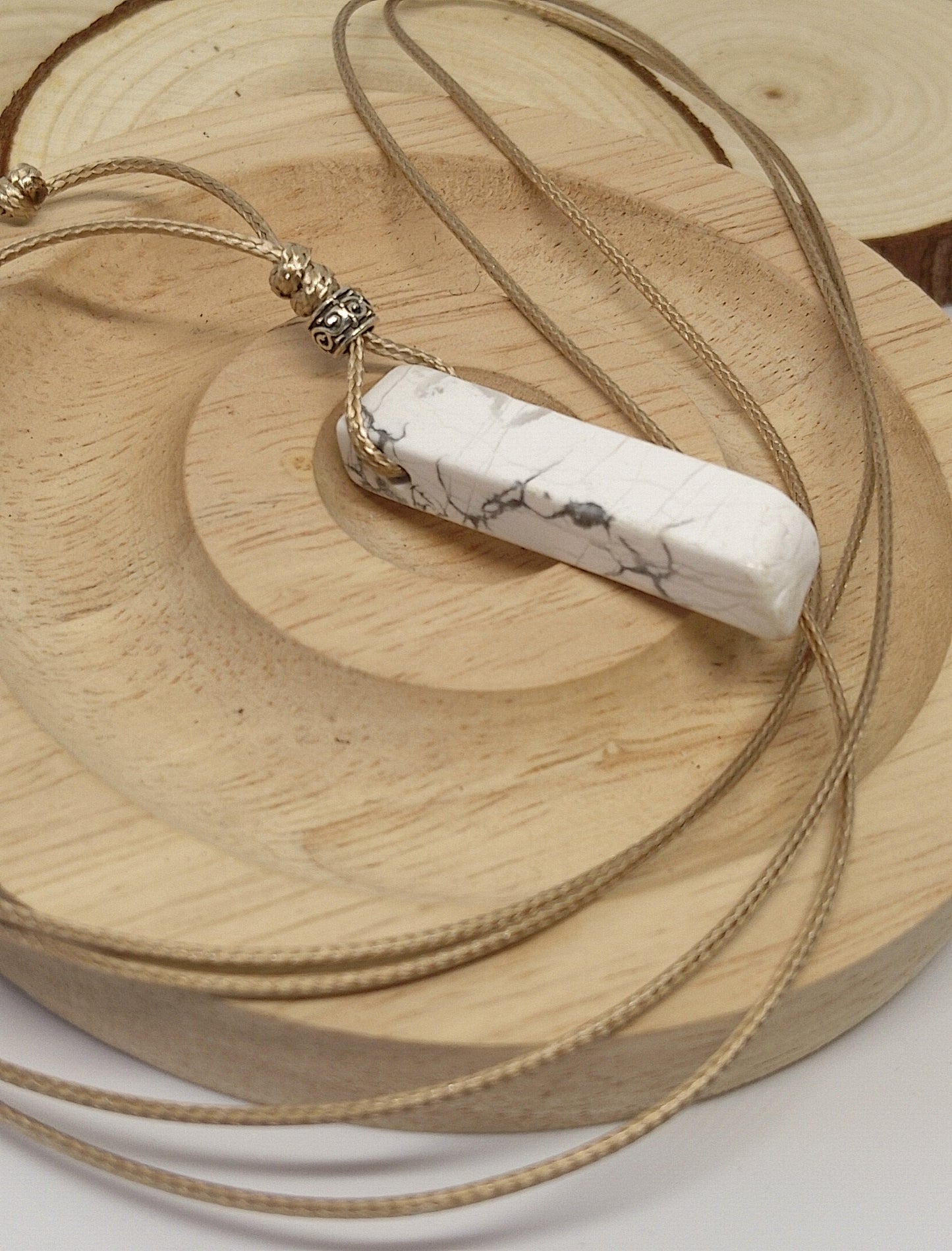 Collier en howlite blanche