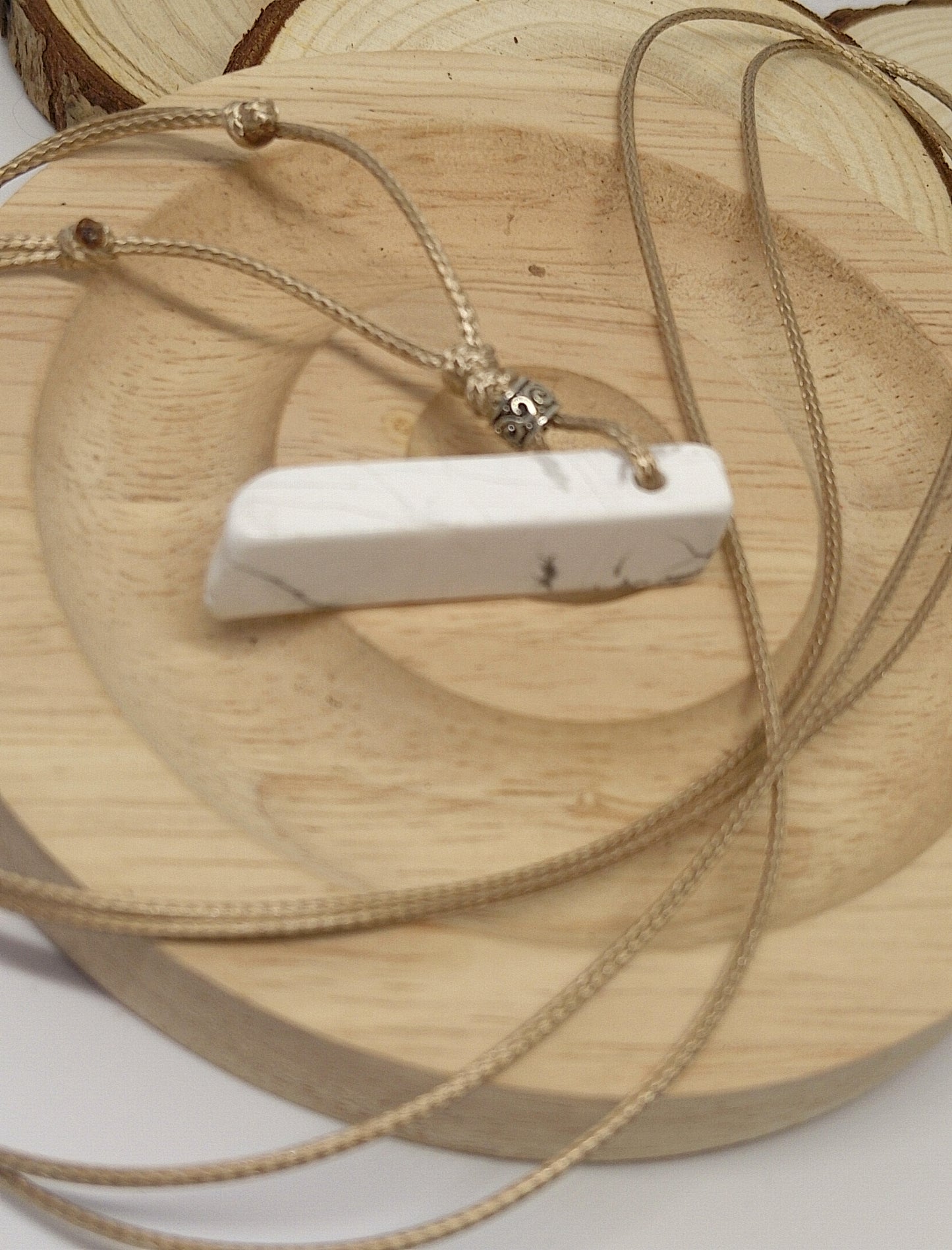 Collier en howlite blanche