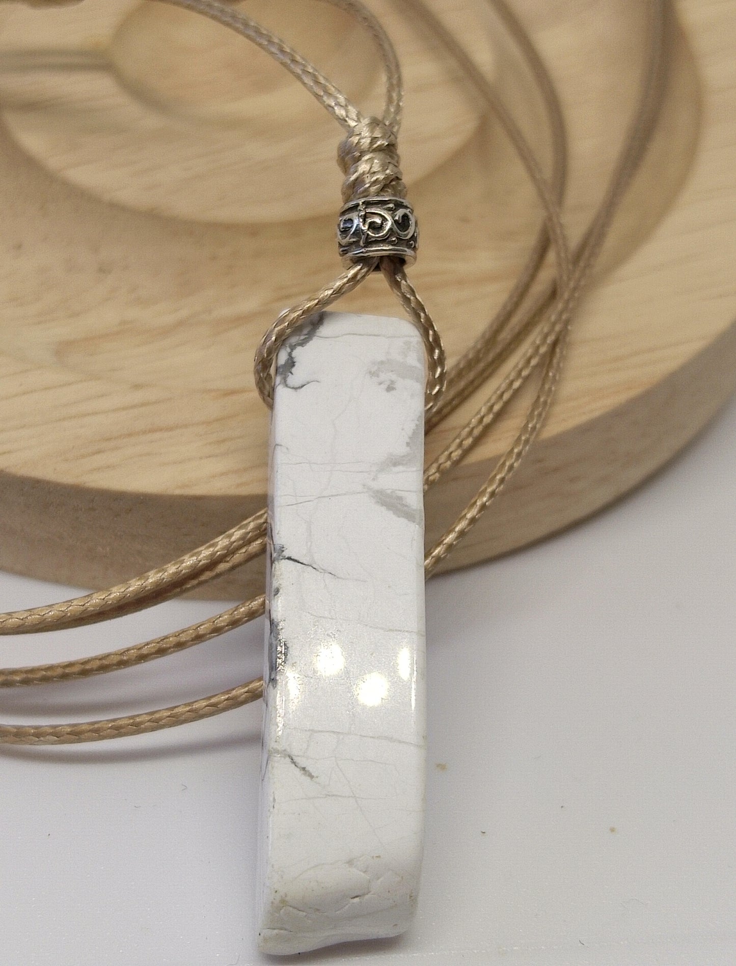 Collier en howlite blanche