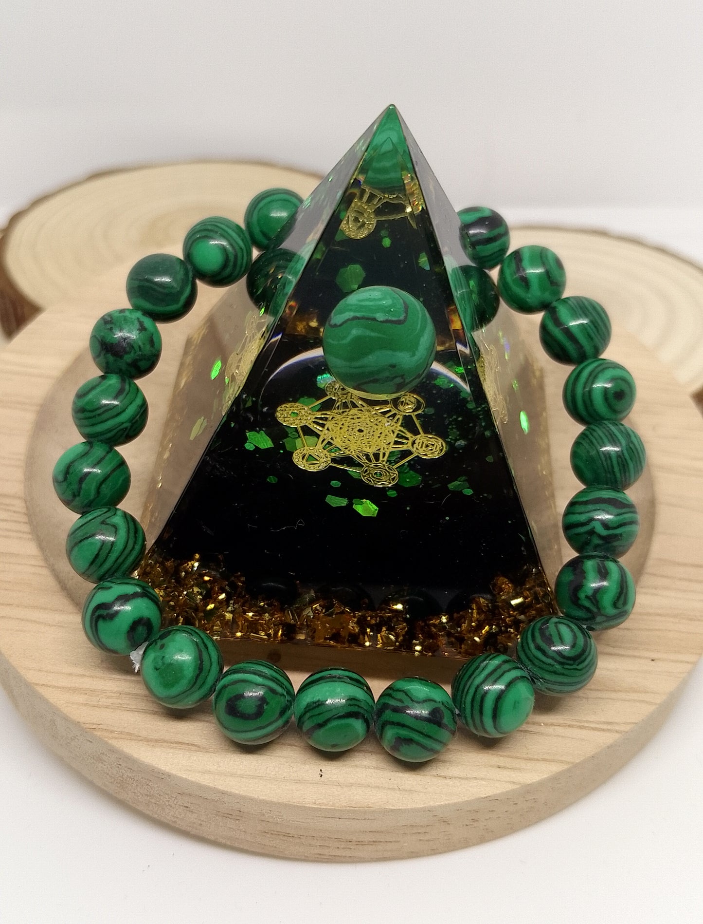 Pyramide orgonite malachite et bracelet en malachite résinée