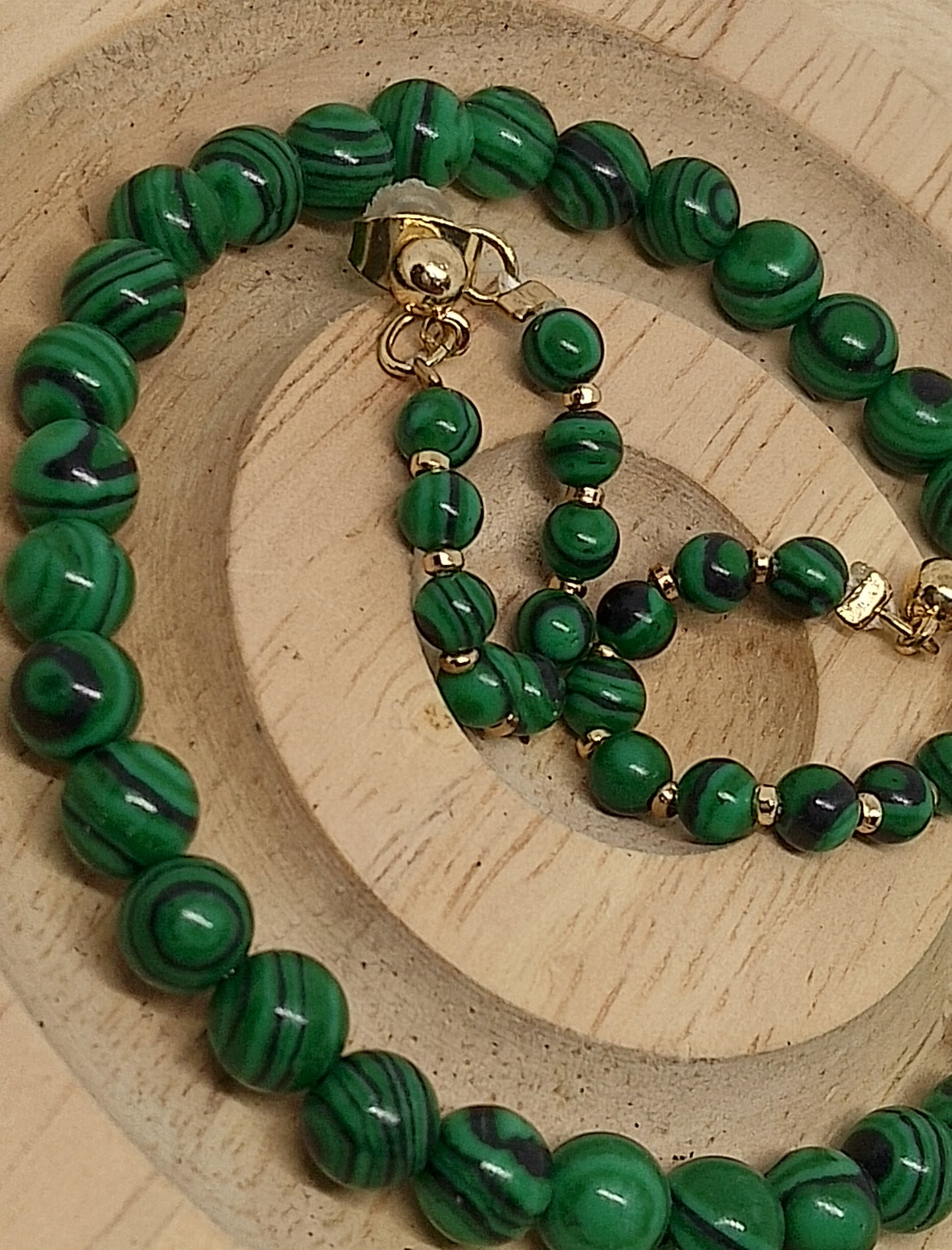 Bracelet et boucles d'oreilles en malachite résinée