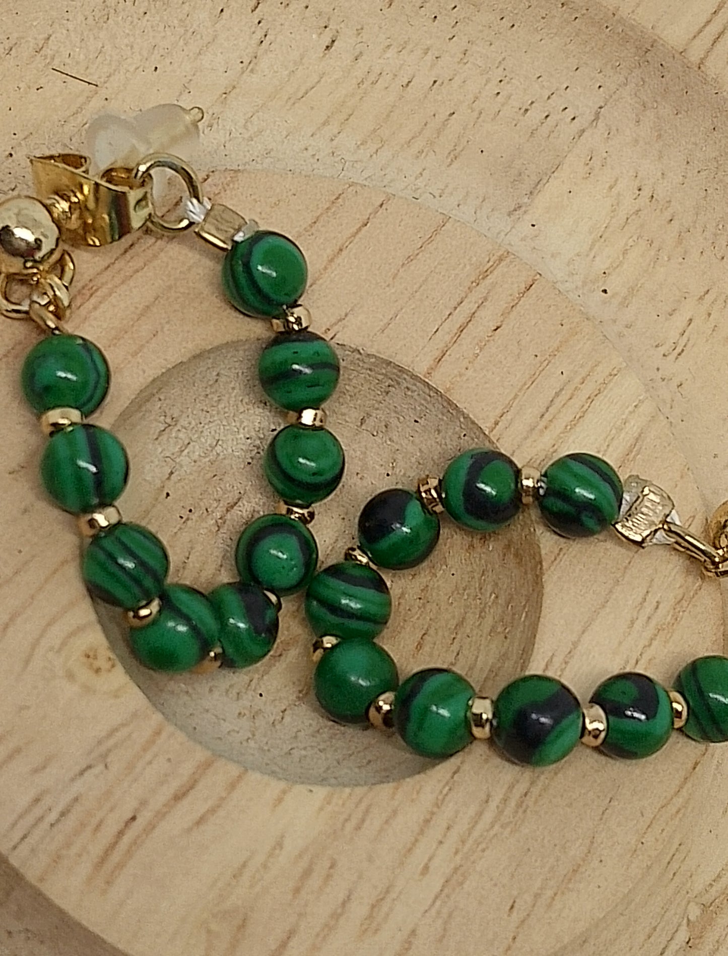 Bracelet et boucles d'oreilles en malachite résinée