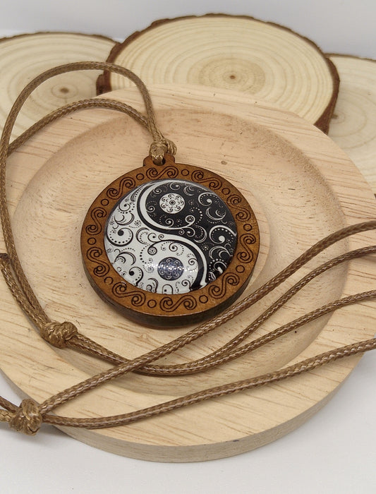 Collier en bois yin yang