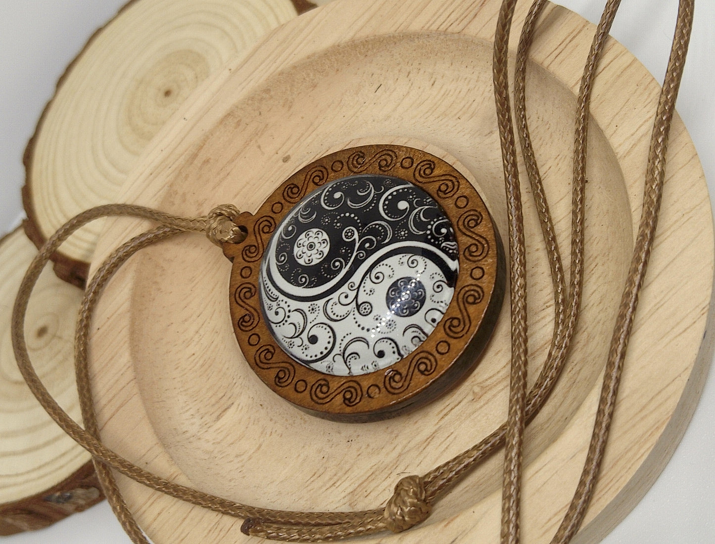 Collier en bois yin yang