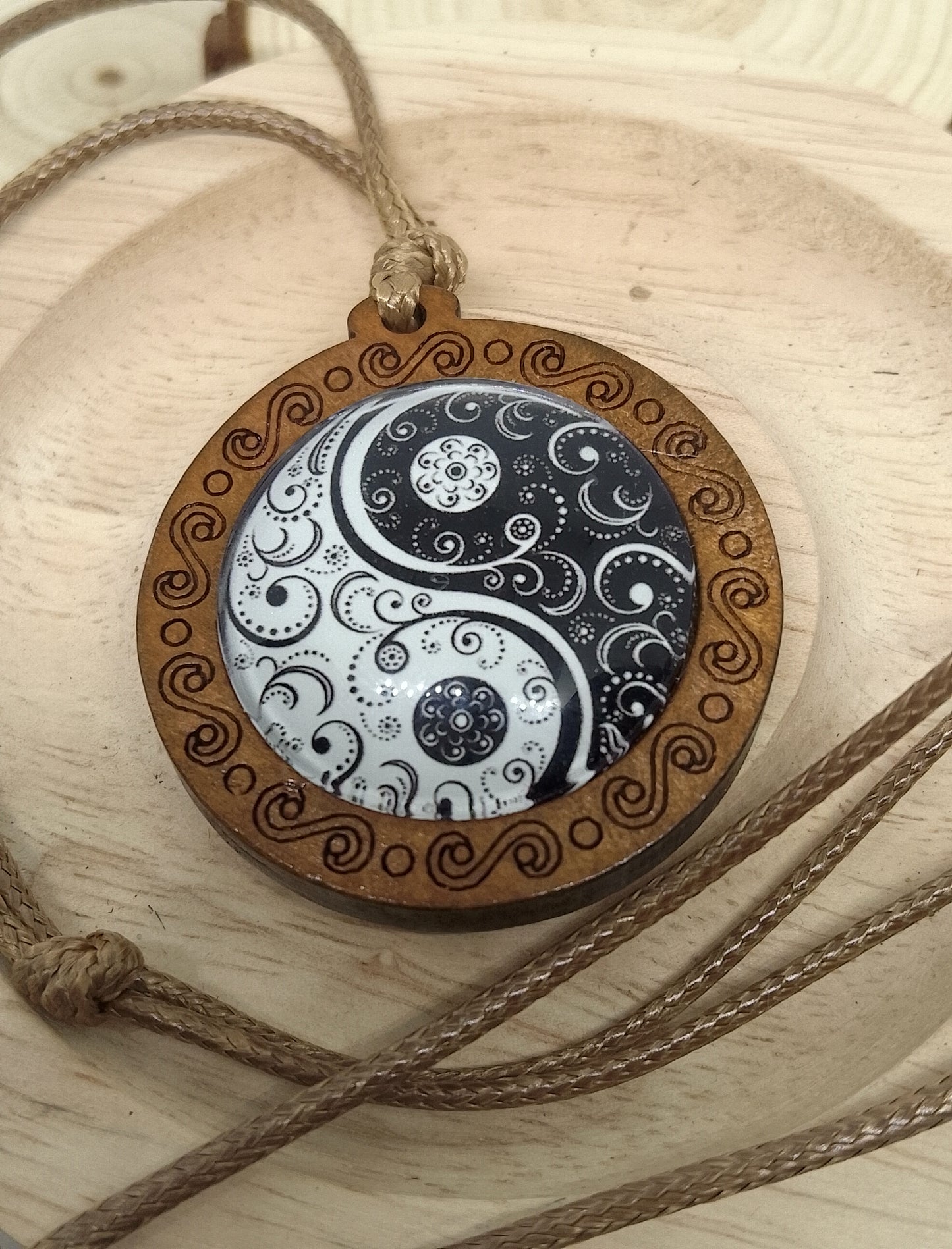 Collier en bois yin yang