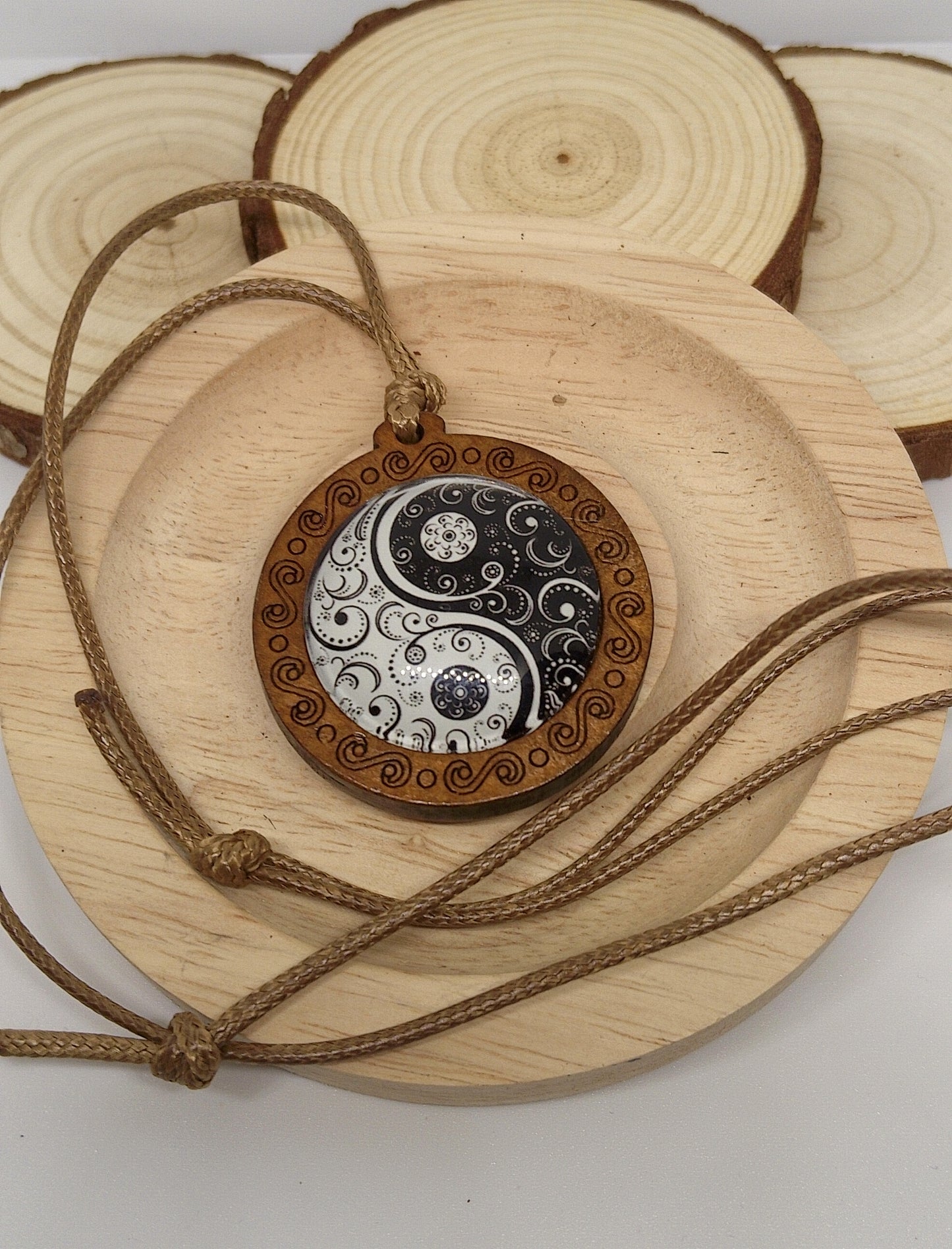 Collier en bois yin yang