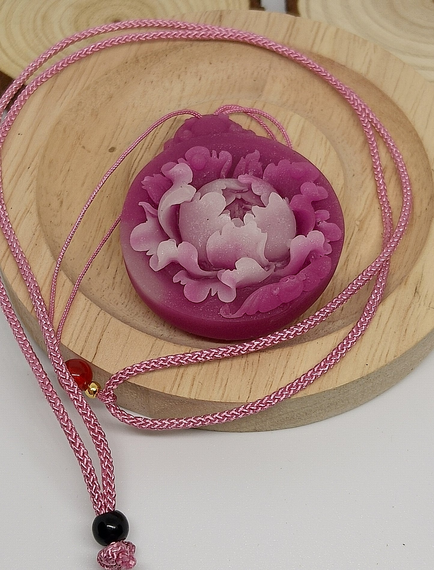 Collier en verre coloré imitation jade rose