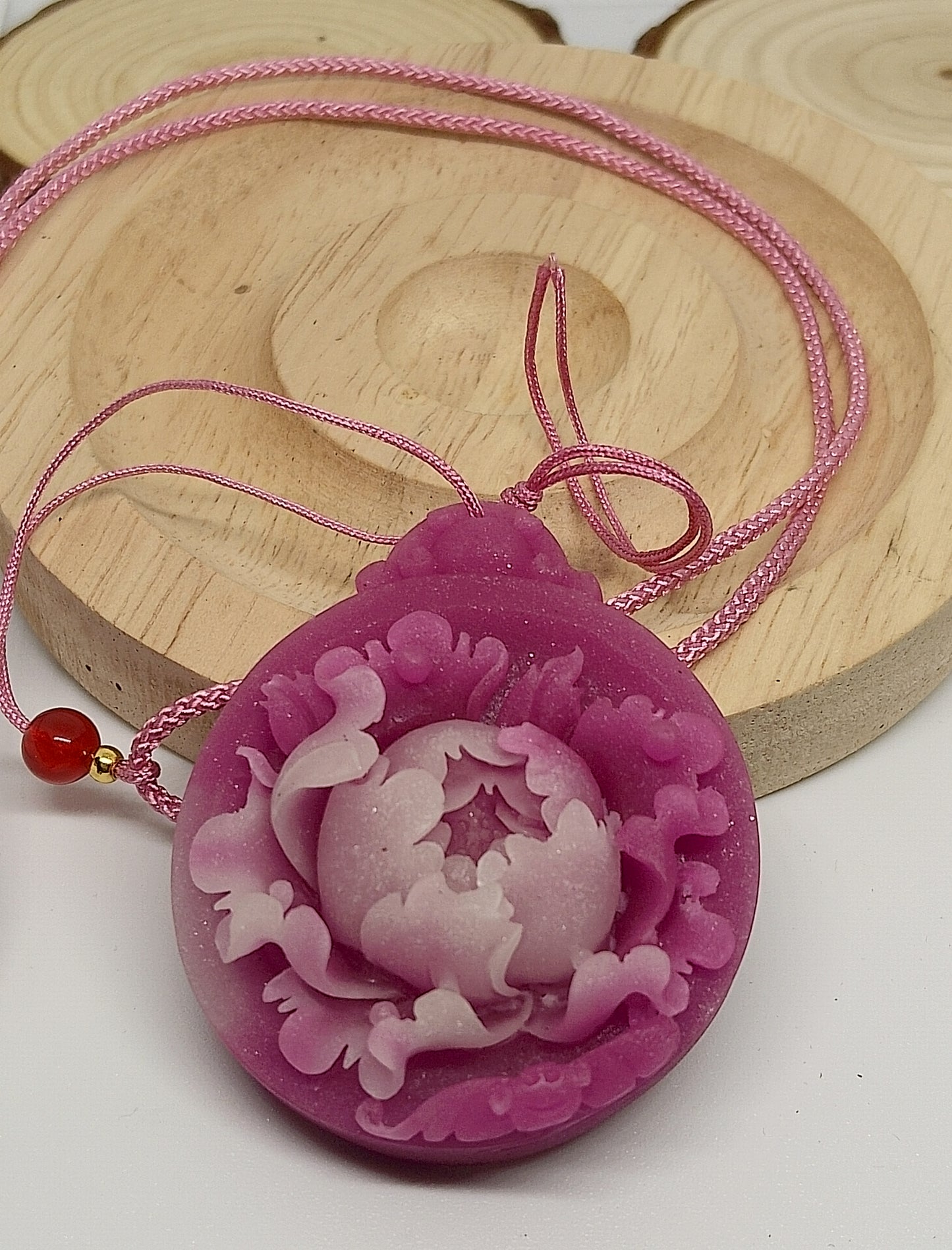 Collier en verre coloré imitation jade rose