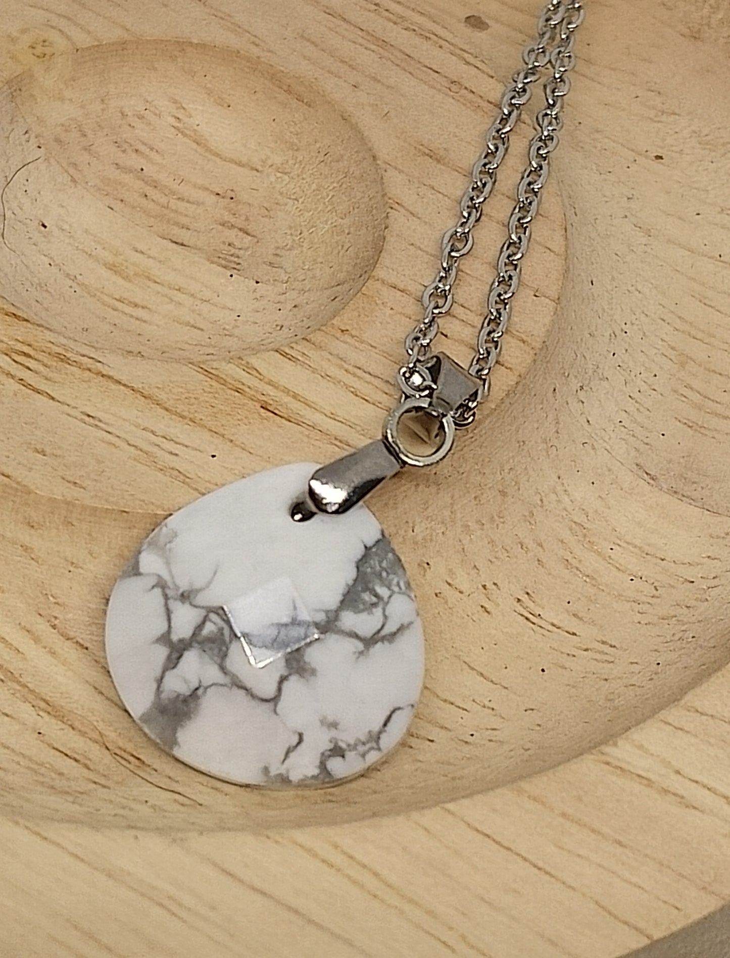 Collier en howlite blanche