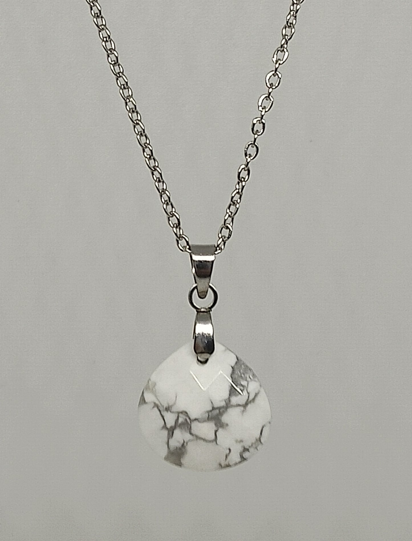 Collier en howlite blanche