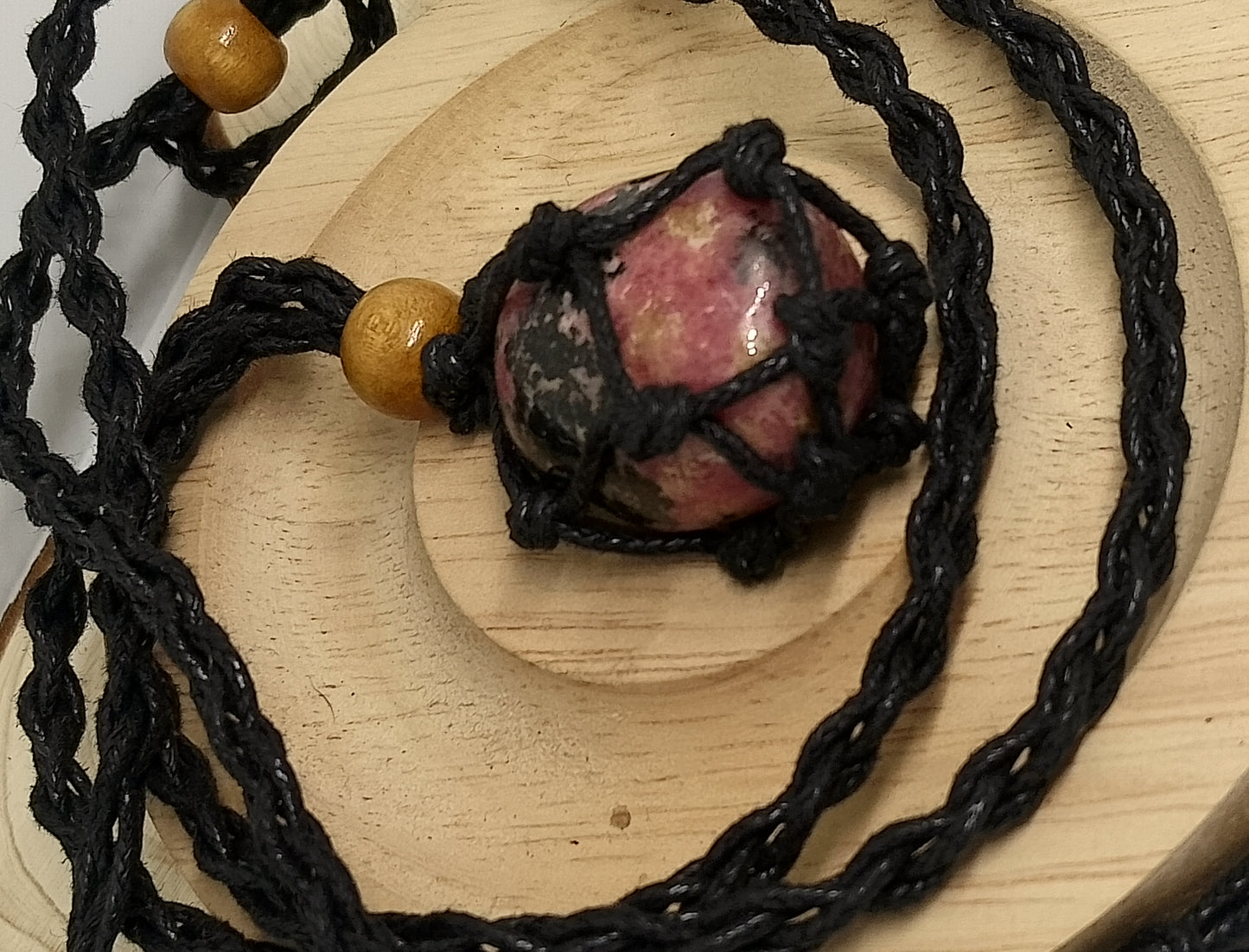 Collier filet en rhodonite