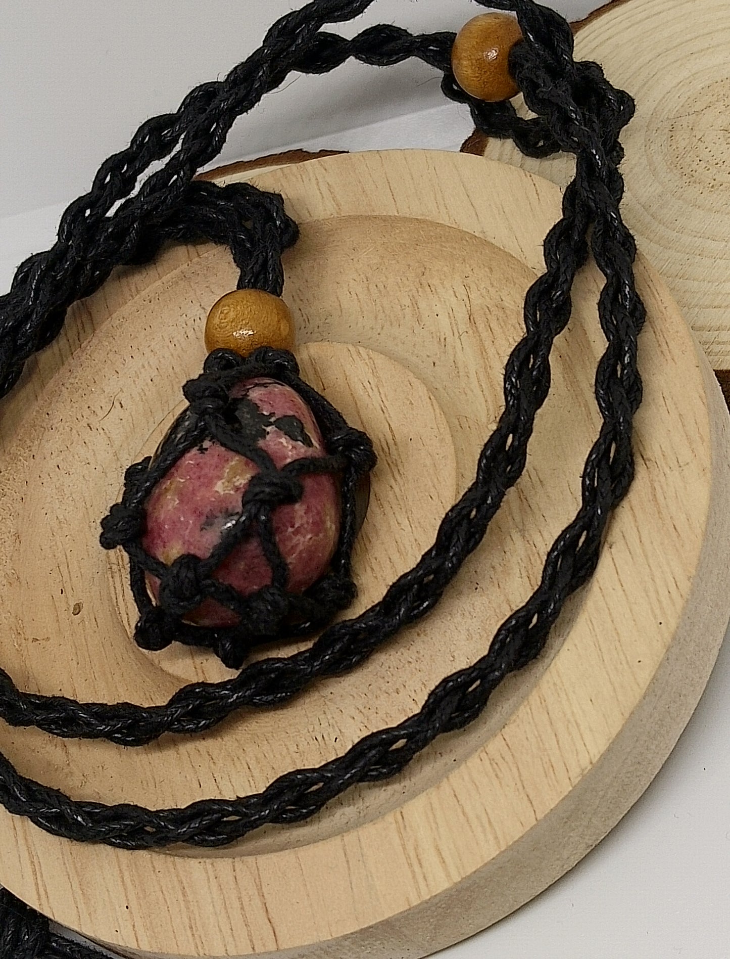 Collier filet en rhodonite