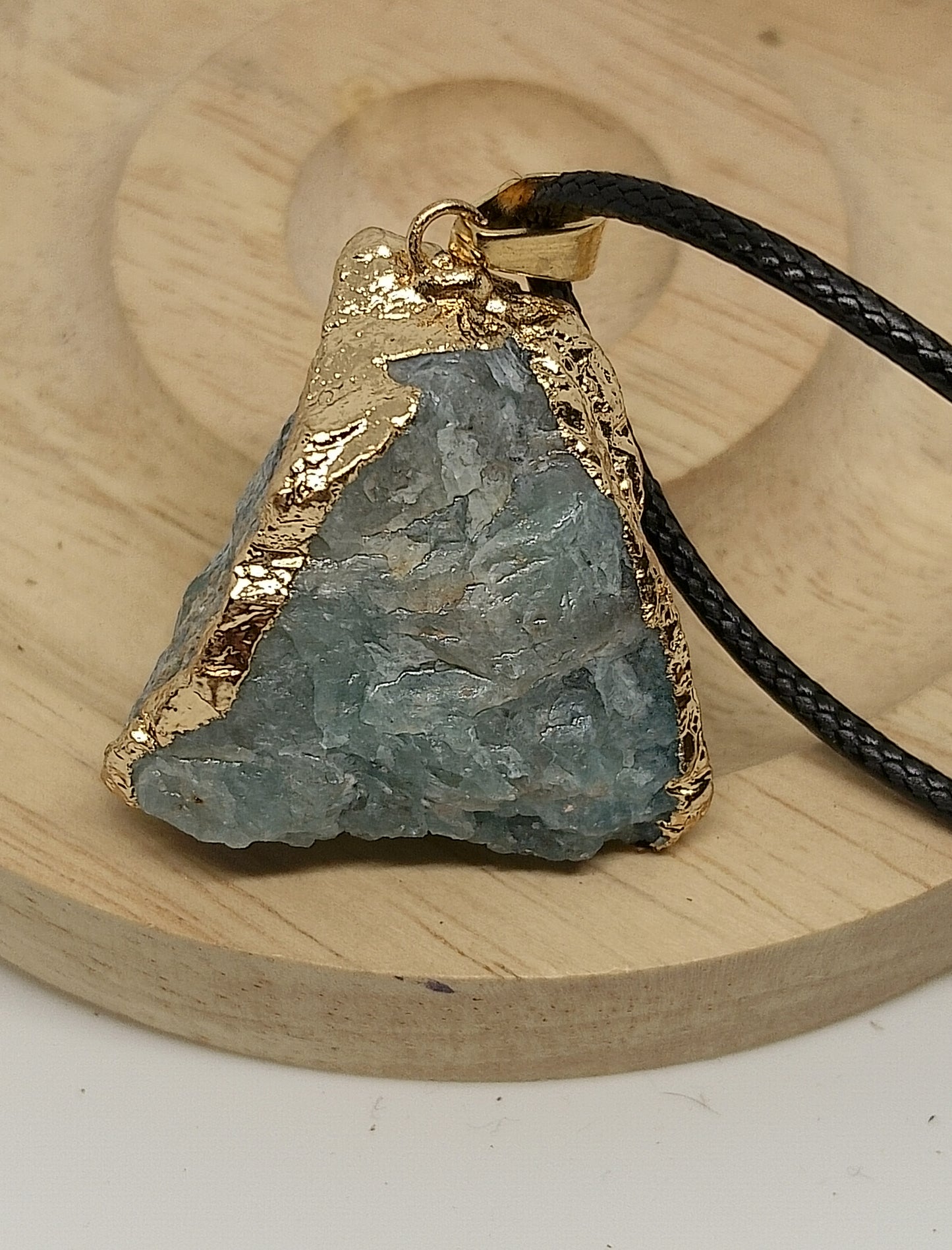 Collier en apatite brute