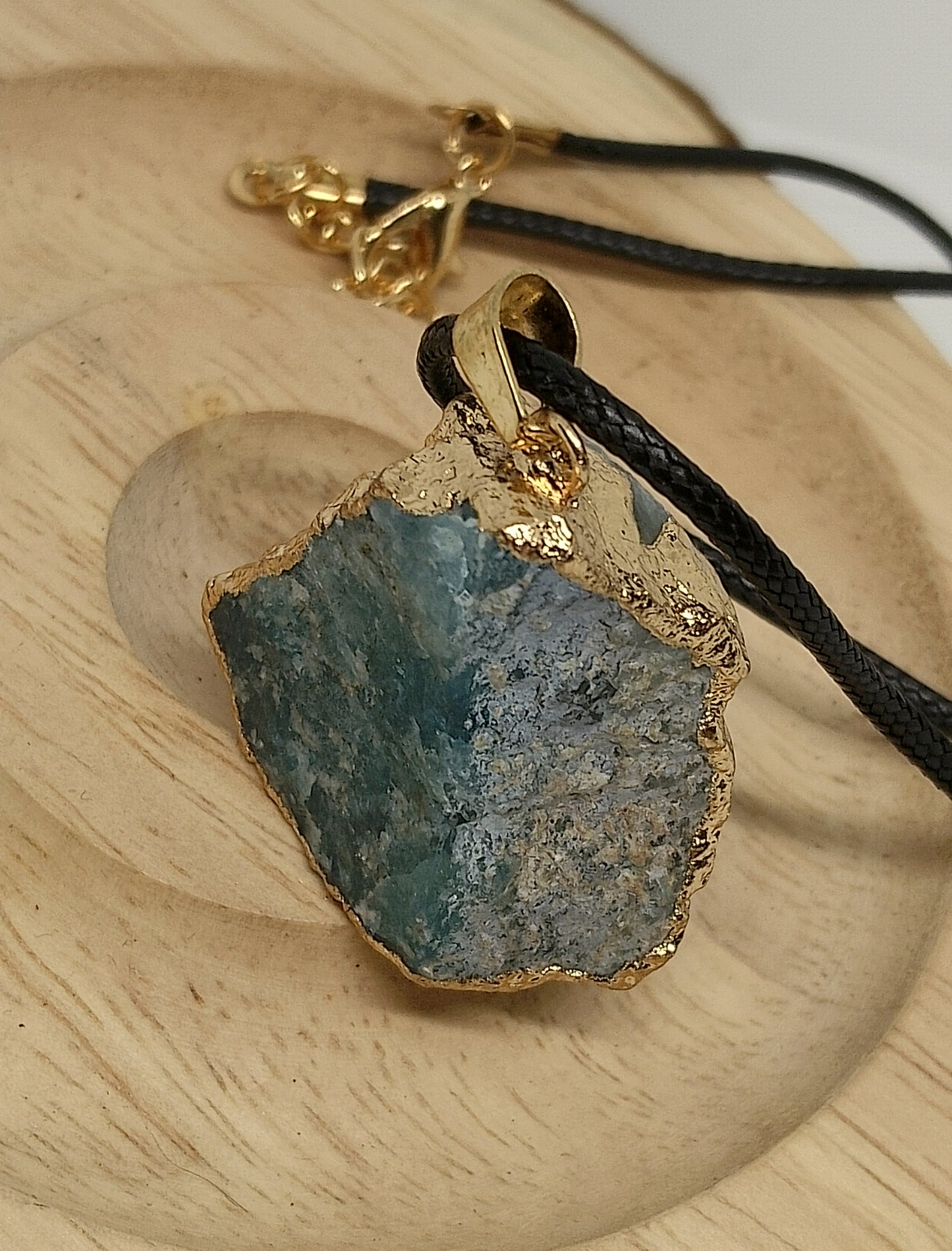 Collier en apatite brute