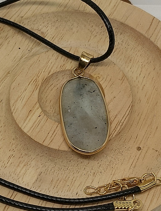 Collier en labradorite blanche