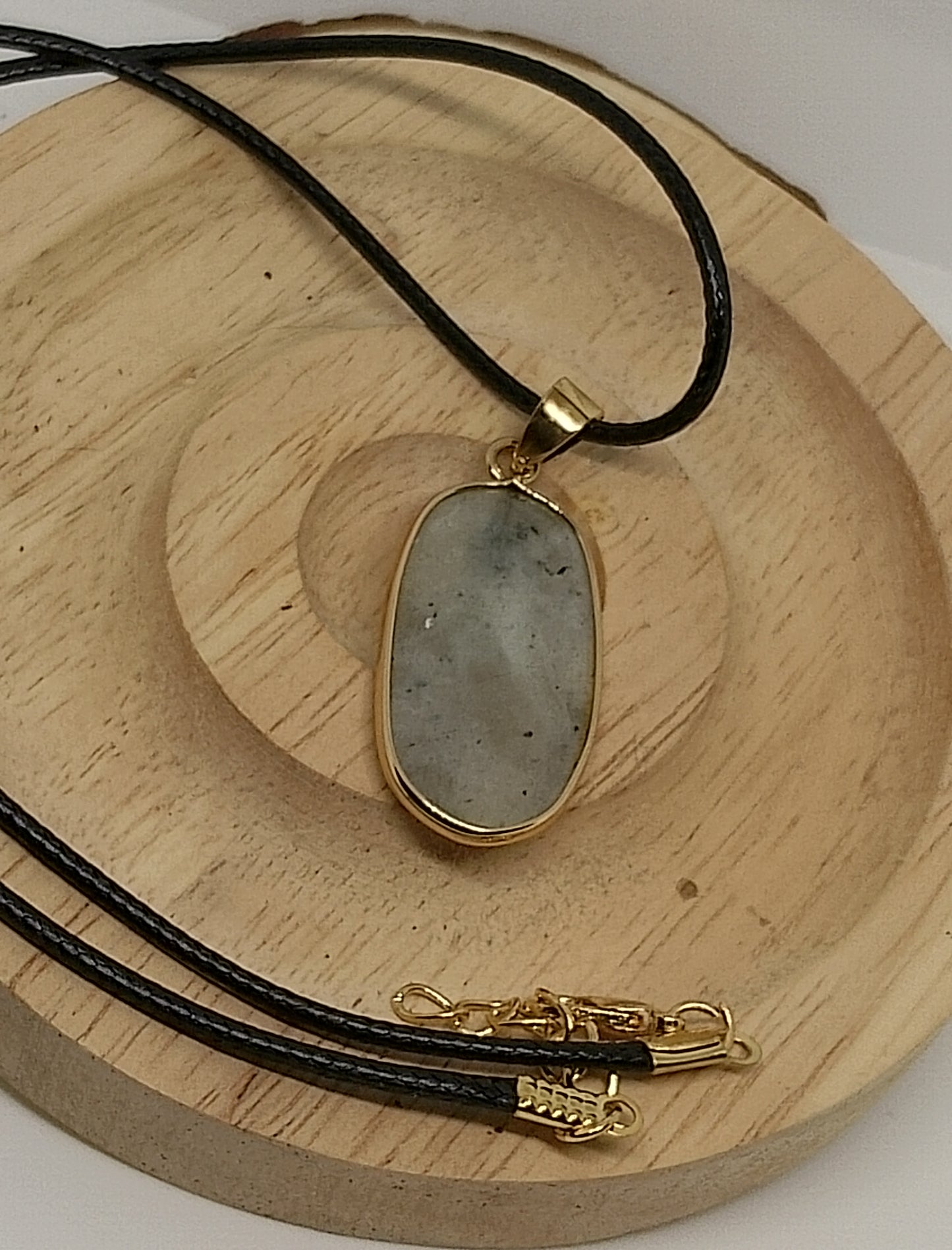 Collier en labradorite blanche