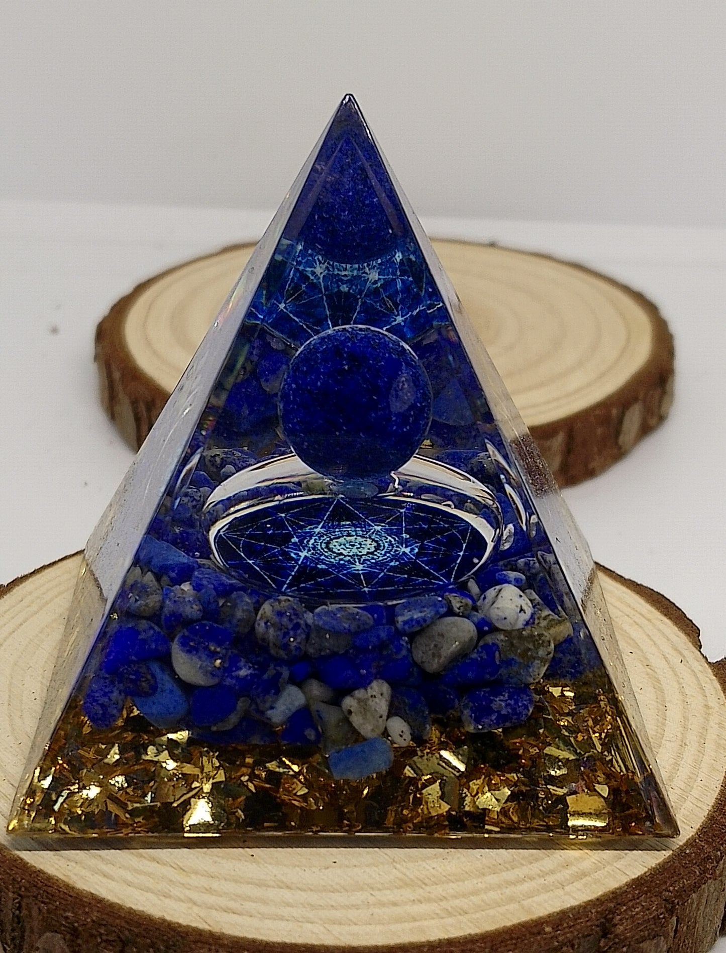 pyramide orgonite lapis lazuli